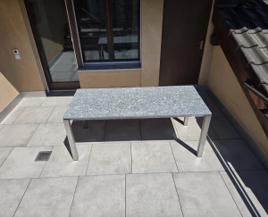 Terrasse mit grossformatigen Feinsteinzeug-Platten