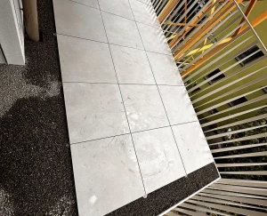Balkon mit hellem Feinsteinzeug und Kiesrand